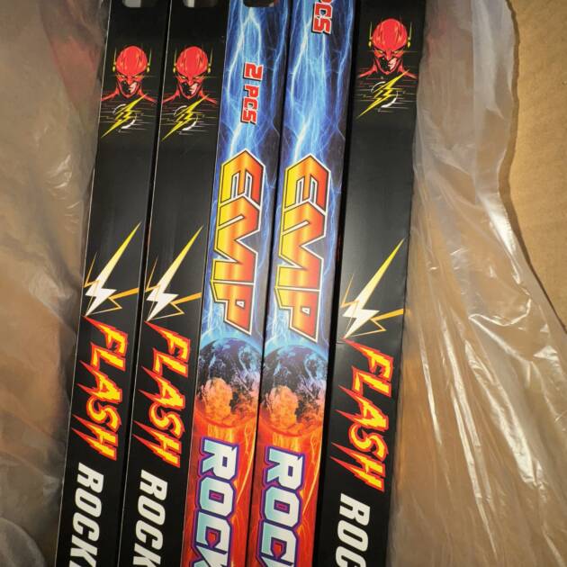 !!!!SALE !!!!
STROBING FLASH ROCKETS WITH / REPORT 2pk ( LIMITED )🧨