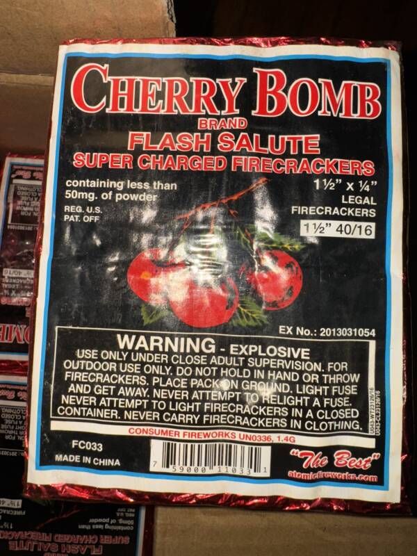 Half brick classic cherry bomb firecrackers 40/16