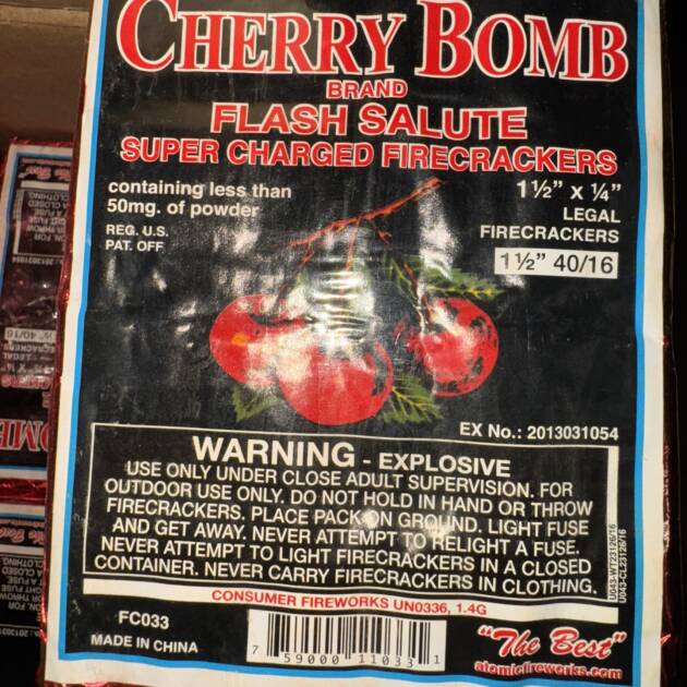 Half brick classic cherry bomb firecrackers 40/16