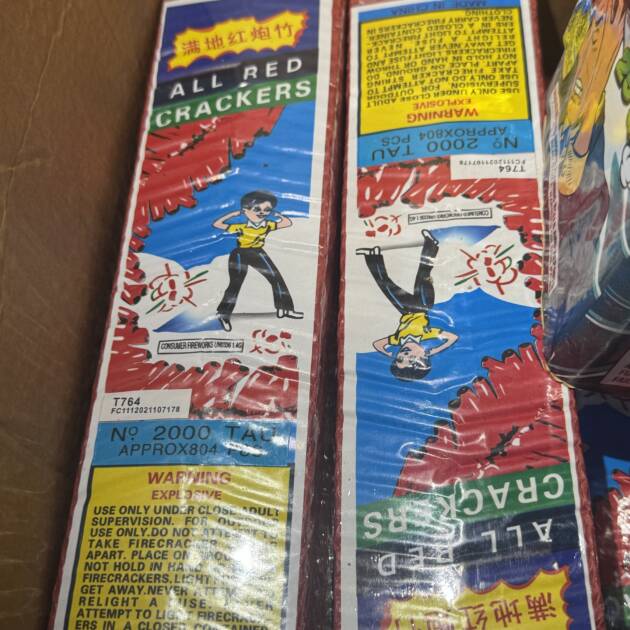 Tau red crackers 800pc strip