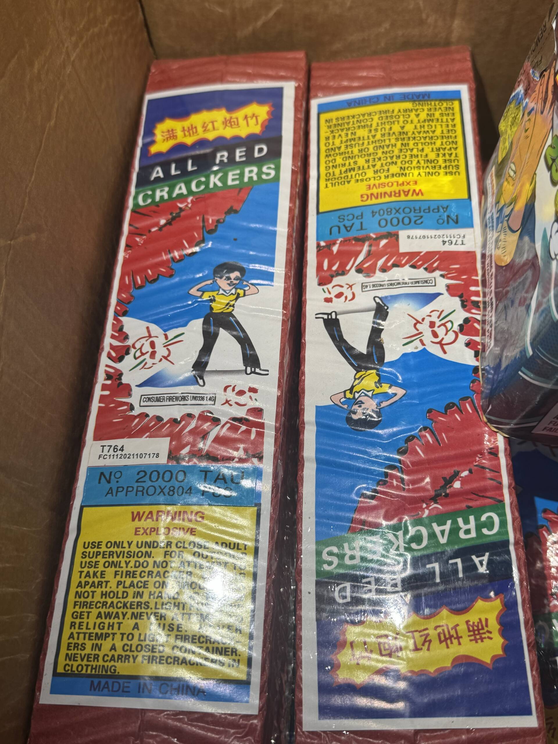 Tau red crackers 800pc strip